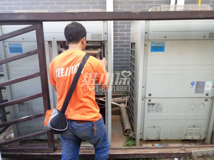 大金多聯(lián)機(jī)維修4.jpg